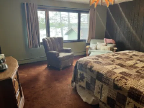 Roomy lakefront cabin near the trails Hotels in Iron County