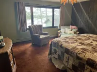 Roomy lakefront cabin near the trails