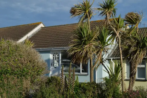Cottage on coastpath, dogs welcome, includes Hotel indoor pool gym and tennis Hotels in Mullion