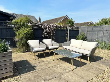 Blue Boat Cottage, Sutton on Sea - Beautiful, Dog Friendly, Cosy Cottage Отели в г. Мейблторп