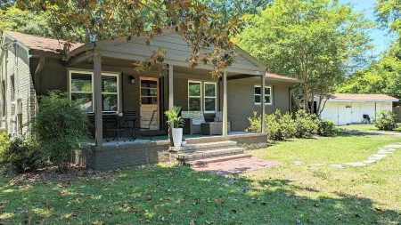 Center of Wilmington-Zen on 42nd-fully fenced yard-Pets ok Отели рядом с достопримечательностью «Университет Северная Каролина в Уилмингтон»