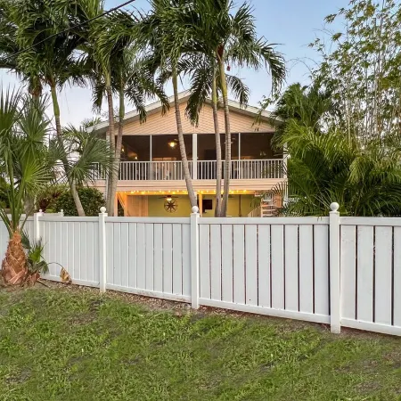 Coral Cove: Walk to the Beach! Heated pool! Prime North End!