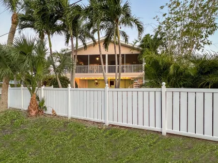 Coral Cove: Walk to the Beach! Heated pool! Prime North End!