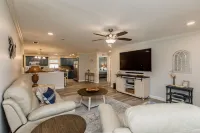 🍹🌞 Boater's Paradise!  Fenced Yard, Boat Parking, 6 miles to Beach!