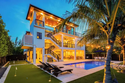 New!Luxurious & spacious waterfront 4 bedroom house in Marathon with endless fun