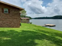 Quiet Getaway Cozy Cabin Directly on Lake Martin - 홈스테이