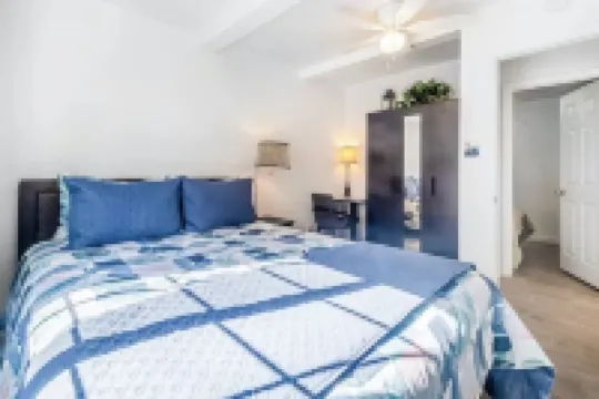 Cozy 2BR Bungalow by the beach, coffee, and dining. Walking Score 10/10