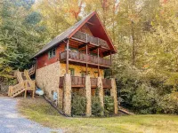 *New* A-frame Cabin w/ Hot Tub & Game Room - 7 min from Dollywood! Hotel in zona Tanger Outlets Sevierville