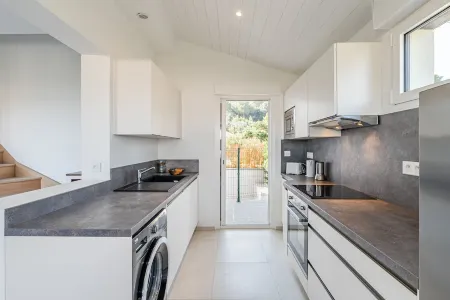 Apartment near the Madrague harbor. Sublime sea view Отели в г. Йер