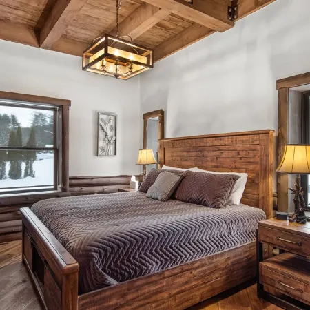 River bank lodge just minutes to Lake George with heated salt water pool