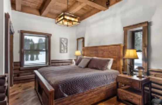 River bank lodge just minutes to Lake George with heated salt water pool Hôtels à : Warrensburg