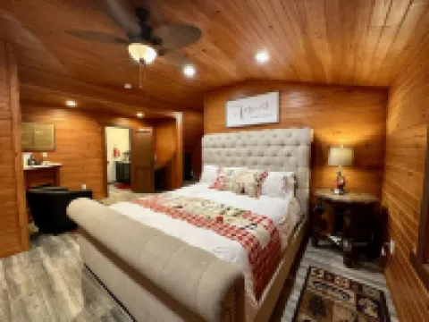 The Fabulous Black Hawk Log CabinFamily and Pet - friendly