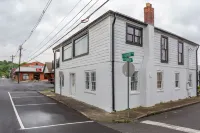 HISTORIC DOWNTOWN LOFT Hotels near RainForest Adventures Zoo