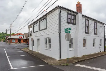 HISTORIC DOWNTOWN LOFT Отели рядом с достопримечательностью «Зоопарк Рейнфорест Адвенчерс»