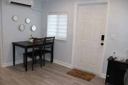 Comfy 1-BR Studio in South Florida Near beach - AC, Washing Machine, Netflix Отели в г. Пемброк-Пайнс