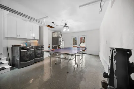 Modern Downtown Lake Oswego Home! Отели рядом с достопримечательностью «оз. Освего»