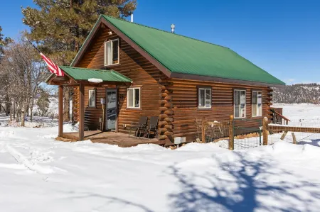 Lux Hot Tub Cabin. Huge Views! 35 Acres! Stargazing/Hiking Retreat! No Pet Fees!