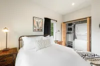 Escape to Serenity: Lookout Tower with Hot Tub, near Schweitzer and Pet-Friendly