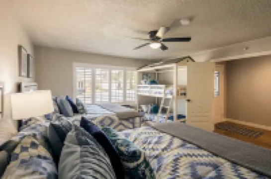 Hot Tub & Pool with 5 Cozy Bedrooms