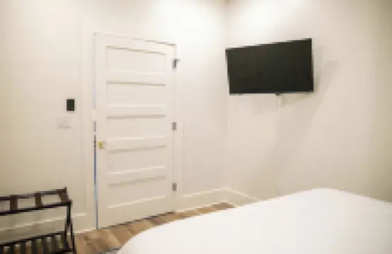 The Vincent A - on Government St! Walk to Restaurants, Bars & Shopping!