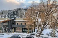 Luxury Condo within walking distance to all the restaurants, shopping and bars.