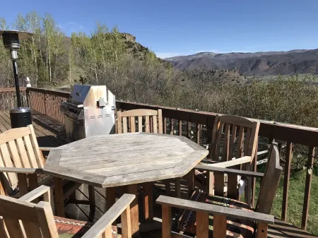 Charming 3 Bedroom family house with hot tub on 2 acres panoramic views Отели рядом с Аэропорт Питкин Каунти