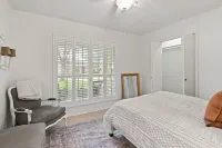 Family Friendly, Updated, Charming Home in North Denton 덴턴 호텔