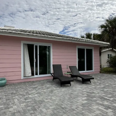 2 Bedrooms, Bay WaterViews, Beaches, shops, Marina, fishing, all near by