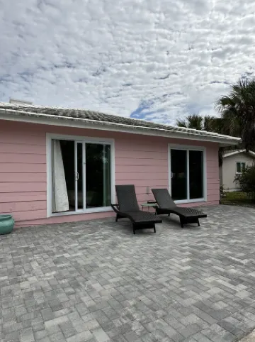 2 Bedrooms, Bay WaterViews, Beaches, shops, Marina, fishing, all near by