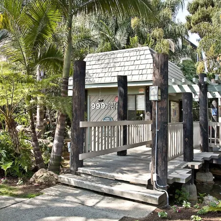 Newly Renovated, Walk to the Beach, Direct ocean view from Master and the Deck