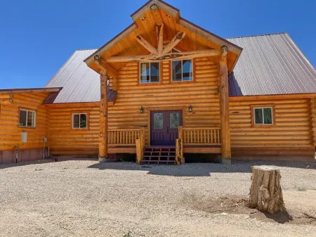 Gorgeous 5 Bedroom Log Cabin for your ALL YEAR relaxation by Zion National Park