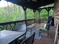 Peaceful Mountain Escape with Hot Tub, Fire Pit, Year-Round Views, Stream Sounds