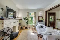 4-bedroom townhome in Frank Lloyd Wright District-FREE PARKING, Patio, Yard