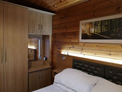 Luxury pine log cabin positioned within the mountains of the Lake District 住宿飯店