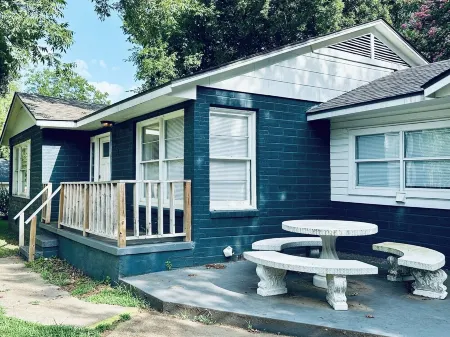 The Casino Cottage in Durant! Hotel Amenities, 2 Kings, 4mi to Casino, Sleeps 8