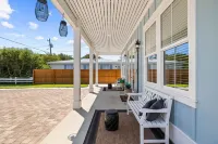 Luxury Beach Retreat with Private Pool - Sleeps 18, Steps from the Beach! - บูติค