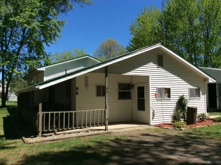 5 Bedroom Lake Access House and Entertainment Bldg for Rent