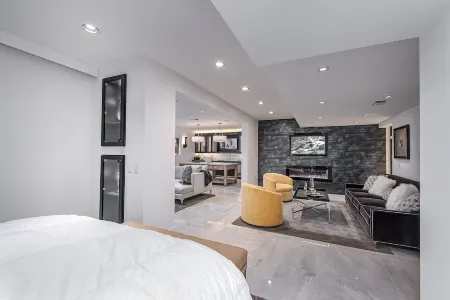 The Whitehouse SuiteYour Personal  Entertainment Space! Отели рядом с достопримечательностью «Кармель Клей Ветеранс Мемориал Фридом Серкл»