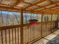 Cozy Cabin with an amazing deck and beautiful views of Lake Fort Smith! - Alphydda