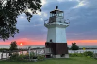 Direct Lakefront Cottage, Modern 2-bedrm Cottage in Point Breeze with WiFi & AC