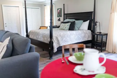 Charming country guest cottage eight miles from downtown Athens and UGA