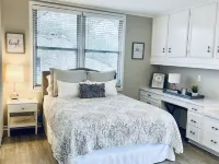 New!!! Luxury Riverfront Oasis with Gorgeous Oaks and Ping Pong Table! Hotéis em Seguin