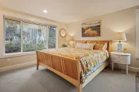 Hillside Haven: Tranquil NW Studio Near the River