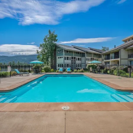 5Br/3BA Waterfront & 2 Pools on Property Escape-Walkable to Downtown Sandpoint!