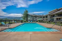 5Br/3BA Waterfront & 2 Pools on Property Escape-Walkable to Downtown Sandpoint! - Pools