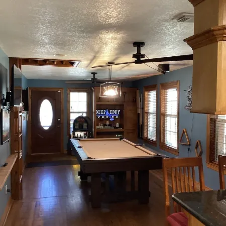 The Manor_4 BR w/ Pool Table, Swimming Pond, and Sand Volleyball
