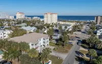Top Floor Jacksonville Beach Condo,Walk to Beach,2 King Suites,Near Tpc Sawgrass