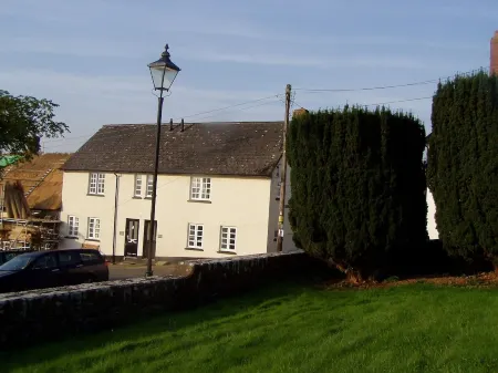 Charming Cottage overlooking the square in Chittlehampton Village