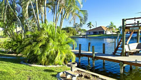 Cape Coral, large villa, heated pool, on canal, fishing, free Wi-Fi, fireplace