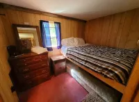 Lucky Bear Lodge. Secluded Cabin in the Woods, Beach Access. Pet Friendly